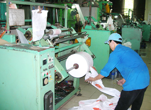 Đánh thuế các cơ sở sản xuất túi nylon để bảo vệ môi trường